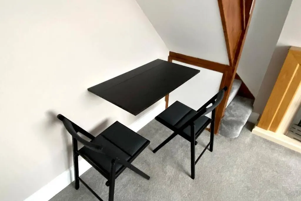 Spacious 2 Bed Apt Sleeps 4 Near Bournemouth Beach-1