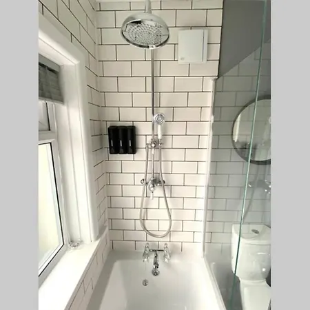 Spacious 2 Bed Apt Sleeps 4 Near Bournemouth Beach-2