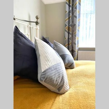 Spacious 2 Bed Apt Sleeps 4 Near Bournemouth Beach-3