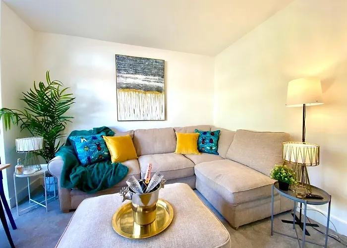 Seaside Serenity: Stylish 2-Bedroom Near Bournemouth's Best Beach