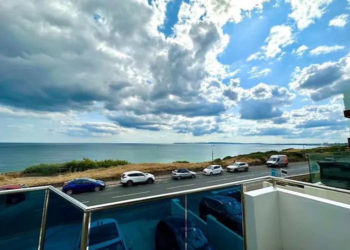 Stunning Panoramic Sea View Beach Location - Sleeps Up To 4 People - Free Parking - The Best Beach! - Great Location - Fast Wifi - Smart Tv - Sleeps Up To 4! Close To Bournemouth & Poole Town Centre & Sandbanks