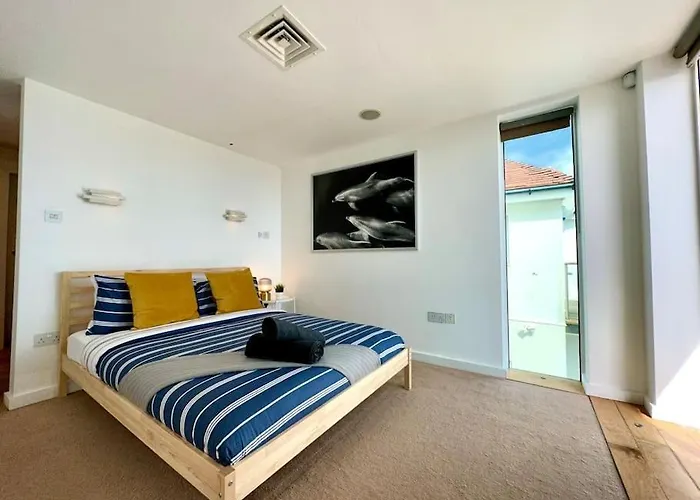 Stunning Panoramic Sea View Beach Location - Sleeps Up To 4 People - Free Parking - The Best Beach! - Great Location - Fast Wifi - Smart Tv - Sleeps Up To 4! Close To Bournemouth & Poole Town Centre & Sandbanks